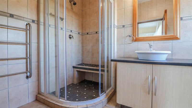 5 Bedroom Property for Sale in Glentana Western Cape